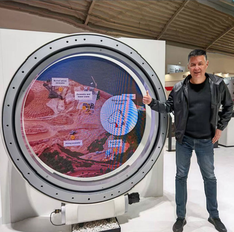 立锐轴承工程师检测三排球式回转支承产品